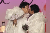 Đạo diễn đồng tính Kwang Soo diện váy cưới trong hôn lễ