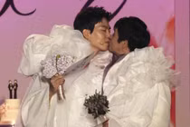 Đạo diễn đồng tính Kwang Soo diện váy cưới trong hôn lễ