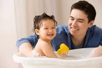 Ông bố ranh mãnh bế con đi... cưa gái 