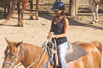 Bà Becks mặc quần bò rách, đi dép lê cưỡi ngựa