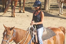 Bà Becks mặc quần bò rách, đi dép lê cưỡi ngựa