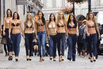 10 kiều nữ Anh táo bạo dán ngực dạo phố