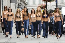 10 kiều nữ Anh táo bạo dán ngực dạo phố