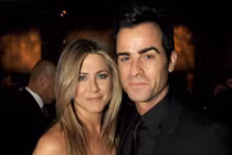 Jennifer Aniston bị chồng chưa cưới giẫm gẫy ngón chân