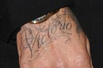 David Beckham xăm tên vợ trên mu bàn tay