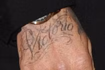 David Beckham xăm tên vợ trên mu bàn tay