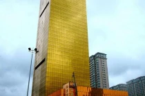 Cận cảnh khách sạn “bọc vàng” chứa cả sân bay trên nóc