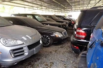 Dàn xe siêu sang trăm tỷ nằm phủ bụi