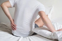 Đau lưng - dấu hiệu cảnh báo 4 bệnh ung thư nguy hiểm 