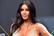 Kim Kardashian hối hận vì dưỡng da mặt bằng máu