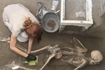 Thảm họa núi lửa Italia, nạn nhân ôm chặt kho báu khi chết