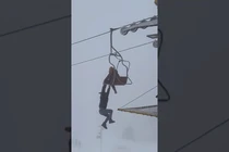 Người đàn ông “lơ lửng” trên cáp treo khiến du khách hoảng sợ