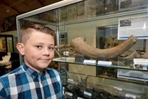 Nhặt được khúc gỗ ở biển, cậu bé tái mặt khi biết sự thật