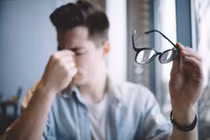 Nỗi khổ sở của những người trẻ bị cận thị độ cao