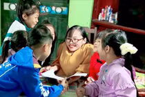 Lớp học “5 không” của cô giáo mắc bệnh xương thủy tinh