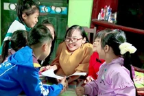 Lớp học “5 không” của cô giáo mắc bệnh xương thủy tinh