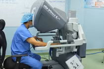 Robot cắt ung thư thận có chồi bướu trong tĩnh mạch chủ bụng