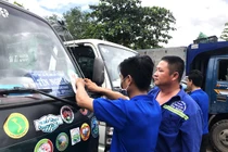 TP HCM dán logo xe rác, có ngăn được rác lậu?