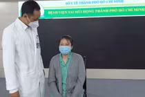 Súc miệng, răng giả chui vào phế quản