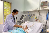 Sốt xuất huyết lại bị tiêm vào cơ, bé gái 7 tuổi nguy kịch 