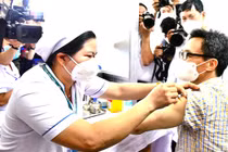 Phó thủ tướng Vũ Đức Đam tiêm mũi 4 vắcxin ngừa Covid-19