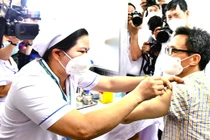 Phó thủ tướng Vũ Đức Đam tiêm mũi 4 vắcxin ngừa Covid-19