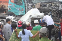 Ô tô đâm nhau kinh hoàng trên cầu Phú Mỹ