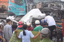 Ô tô đâm nhau kinh hoàng trên cầu Phú Mỹ