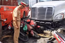 Container đâm nát hàng loạt ôtô, xe máy giữa Sài Gòn