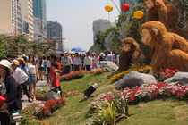 Sài Gòn se lạnh, mù sương... dân chen kín đường hoa Nguyễn Huệ