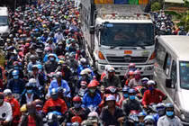 Quốc lộ, bến phà “ngộp thở” người, xe đổ về Sài Gòn sau Tết