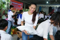 Phạm Hương cùng dàn mỹ nhân tặng quà tết cho người nghèo