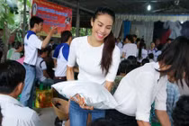 Phạm Hương cùng dàn mỹ nhân tặng quà tết cho người nghèo