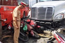 Container đâm nát hàng loạt ôtô, xe máy giữa Sài Gòn