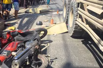 Vợ chồng trẻ chết thảm dưới gầm xe tải trước mặt con