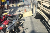 Vợ chồng trẻ chết thảm dưới gầm xe tải trước mặt con