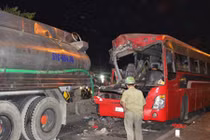 TNGT kinh hoàng, hàng chục công nhân thương vong