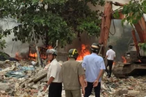 Bãi rác “hóa” xưởng gỗ, CSPCCC huy động toàn lực lượng chữa cháy