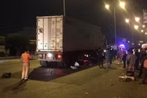 Né CSGT, 3 thanh niên thương vong vì lao xe máy vào container