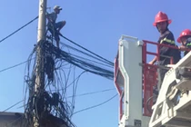 Nghẹt thở giải cứu nam thanh niên “dính” trên cột điện