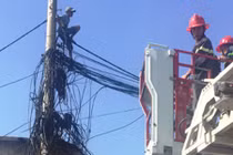 Nghẹt thở giải cứu nam thanh niên “dính” trên cột điện
