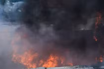 Dân náo loạn vì cháy cực lớn xưởng phế liệu ở Bình Dương