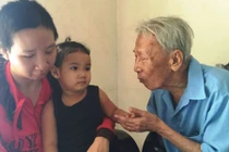 Nghẹn ngào cảnh bé gái 3 tuổi mất tích gặp lại người thân ​