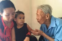 Nghẹn ngào cảnh bé gái 3 tuổi mất tích gặp lại người thân ​