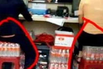 Sốc: NV nhà xe Phương Trang đặt mông lên... nước uống phục vụ khách