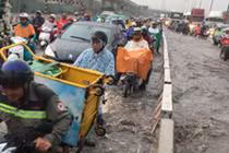 Mưa đầu mùa cực lớn, giao thông cửa ngõ TP HCM kẹt cứng