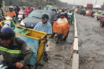 Mưa đầu mùa cực lớn, giao thông cửa ngõ TP HCM kẹt cứng