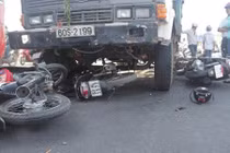 Bé gái cùng nhiều người kêu cứu dưới gầm xe tải