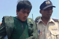 Bất bình cảnh bảo vệ vạm vỡ đánh tên trộm bị khóa tay