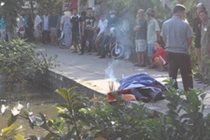 Phát hiện thi thể chết bất thường dưới ao cùng xe máy